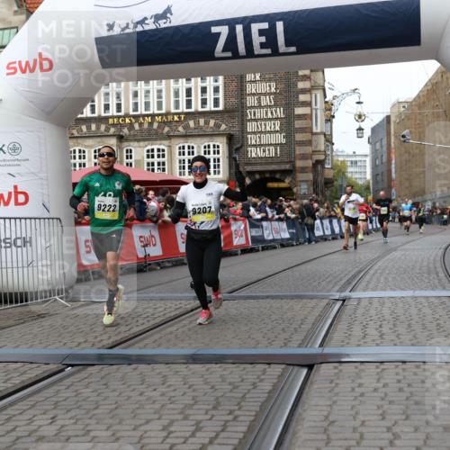 05.10.2025 - 20. swb-Marathon Bremen Yannick Fuchs http://msf.ph/oto/9255962 05.10.2025 10:46:40 Ziel 9009, 9207, 11167 meine-sportfotos.de