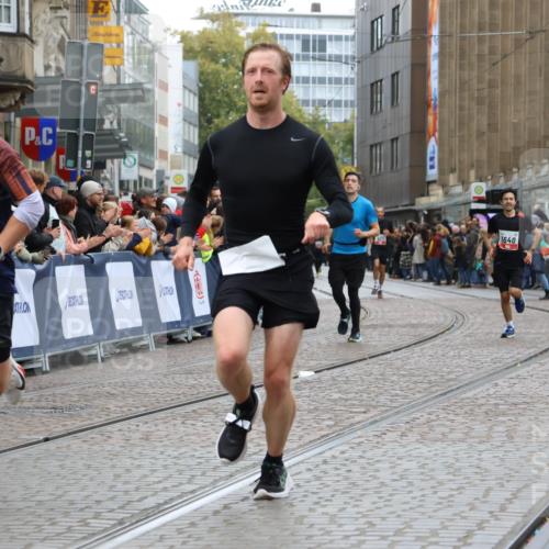 05.10.2025 - 20. swb-Marathon Bremen Strokosch-Dieckow http://msf.ph/oto/9256012 05.10.2025 12:53:56 Ziel 121, 482, 850, 870, 1640 meine-sportfotos.de