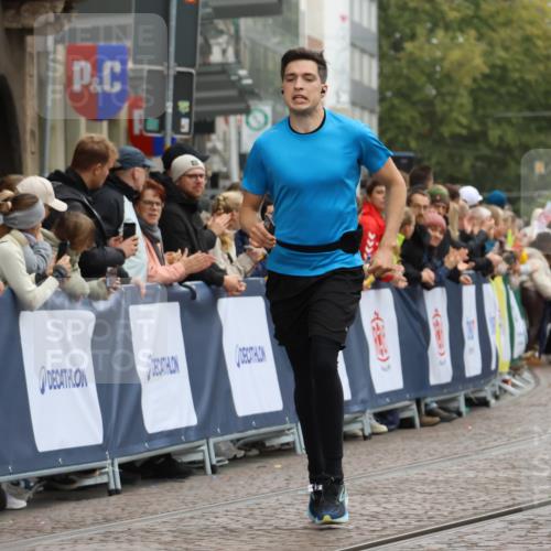 05.10.2025 - 20. swb-Marathon Bremen Strokosch-Dieckow http://msf.ph/oto/9256043 05.10.2025 12:53:59 Ziel 870, 1640 meine-sportfotos.de