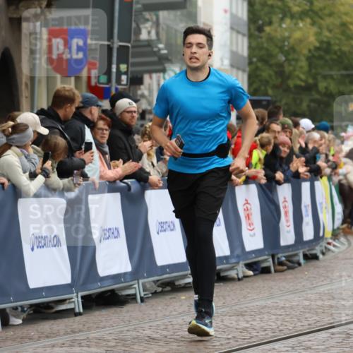 05.10.2025 - 20. swb-Marathon Bremen Strokosch-Dieckow http://msf.ph/oto/9256068 05.10.2025 12:53:59 Ziel 870, 1640 meine-sportfotos.de