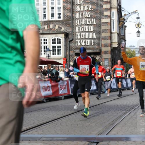 05.10.2025 - 20. swb-Marathon Bremen Yannick Fuchs http://msf.ph/oto/9256120 05.10.2025 10:55:23 Ziel 9176, 9201, 9318, 9881, 9933, 10003, 10034, 10116, 10326, 11042, 11140, 11317 meine-sportfotos.de