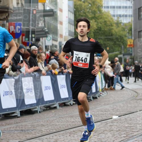 05.10.2025 - 20. swb-Marathon Bremen Strokosch-Dieckow http://msf.ph/oto/9256128 05.10.2025 12:54:01 Ziel 870, 1640 meine-sportfotos.de