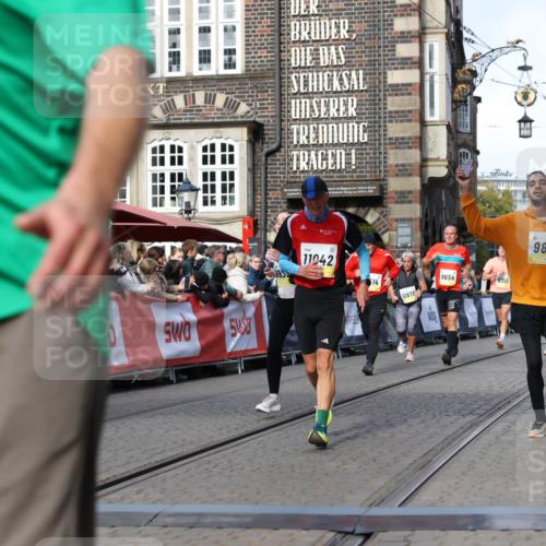 05.10.2025 - 20. swb-Marathon Bremen Yannick Fuchs http://msf.ph/oto/9256139 05.10.2025 10:55:23 Ziel 9176, 9201, 9318, 9881, 9933, 10003, 10034, 10116, 10326, 11042, 11140, 11317 meine-sportfotos.de