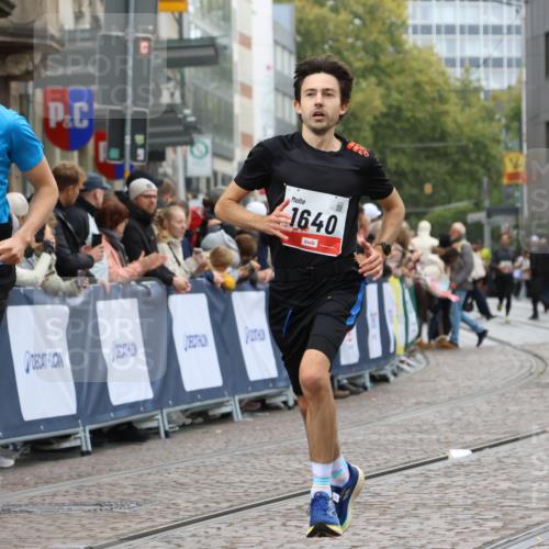 05.10.2025 - 20. swb-Marathon Bremen Strokosch-Dieckow http://msf.ph/oto/9256162 05.10.2025 12:54:01 Ziel 870, 1640 meine-sportfotos.de