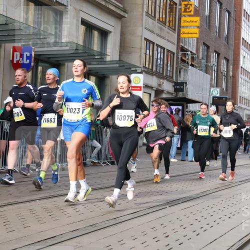 05.10.2025 - 20. swb-Marathon Bremen Strokosch-Dieckow http://msf.ph/oto/9256169 05.10.2025 10:57:39 Ziel 9221, 9330, 9568, 9576, 9582, 9634, 9719, 9872, 10127, 10219, 10341, 10377, 10395, 10398, 10459, 10577, 10620, 10651, 10703, 10793, 10834, 10890, 10975, 11023, 11058, 11116, 11301, 11457, 11469, 11564, 11575, 11601, 11608, 11663, 11744, 9221, 9330, 9568, 9576, 9582, 9634, 9719, 9872, 10127, 10219, 10341, 10377, 10395, 10398, 10459, 10577, 10620, 10651, 10703, 10793, 10834, 10890, 10975, 11023, 11058, 11601, 11608, 11663 meine-sportfotos.de