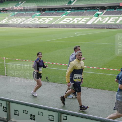 05.10.2025 - 20. swb-Marathon Bremen Michael Burmester http://msf.ph/oto/9256186 05.10.2025 10:44:01 Laufen im Stadion 8844, 9011, 9273, 9373, 9374, 9380, 9386, 9453, 9470, 9561, 9724, 9819, 9895, 9911, 9984, 10036, 10040, 10183, 10280, 10288, 10320, 10355, 10364, 10399, 10435, 10440, 10441, 10442, 10448, 10491, 10512, 10515, 10540, 10552, 10574, 10705, 10707, 10831, 10839, 11027, 11088, 11113, 11135, 11191, 11204, 11252, 11318, 11345, 11381, 11388, 11539, 11548, 11560, 9493, 9526, 9675, 9731, 9732, 9784, 9848, 9867, 10315, 10316, 10433, 10962 meine-sportfotos.de