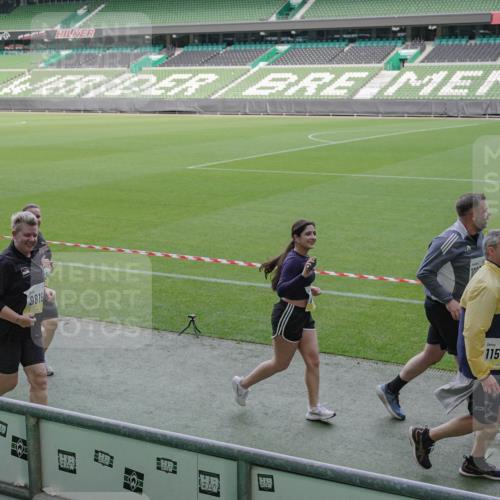 05.10.2025 - 20. swb-Marathon Bremen Michael Burmester http://msf.ph/oto/9256209 05.10.2025 10:44:01 Laufen im Stadion 8844, 9011, 9273, 9373, 9374, 9380, 9386, 9453, 9470, 9561, 9724, 9819, 9895, 9911, 9984, 10036, 10040, 10183, 10280, 10288, 10320, 10355, 10364, 10399, 10435, 10440, 10441, 10442, 10448, 10491, 10512, 10515, 10540, 10552, 10574, 10705, 10707, 10831, 10839, 11027, 11088, 11113, 11135, 11191, 11204, 11252, 11318, 11345, 11381, 11388, 11539, 11548, 11560, 9493, 9526, 9675, 9731, 9732, 9784, 9848, 9867, 10315, 10316, 10433, 10962 meine-sportfotos.de