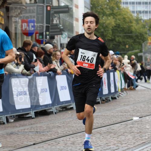 05.10.2025 - 20. swb-Marathon Bremen Strokosch-Dieckow http://msf.ph/oto/9256211 05.10.2025 12:54:01 Ziel 870, 1640 meine-sportfotos.de