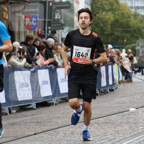 05.10.2025 - 20. swb-Marathon Bremen Strokosch-Dieckow http://msf.ph/oto/9256243 05.10.2025 12:54:01 Ziel 870, 1640 meine-sportfotos.de
