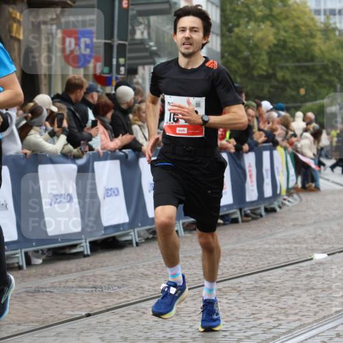 05.10.2025 - 20. swb-Marathon Bremen Strokosch-Dieckow http://msf.ph/oto/9256271 05.10.2025 12:54:01 Ziel 870, 1640 meine-sportfotos.de