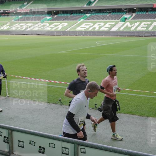 05.10.2025 - 20. swb-Marathon Bremen Michael Burmester http://msf.ph/oto/9256273 05.10.2025 10:44:04 Laufen im Stadion 8844, 9011, 9273, 9373, 9374, 9380, 9386, 9453, 9470, 9561, 9572, 9724, 9819, 9895, 9911, 9984, 10036, 10040, 10183, 10280, 10288, 10320, 10355, 10364, 10399, 10435, 10440, 10441, 10442, 10448, 10491, 10512, 10515, 10540, 10552, 10574, 10705, 10707, 10831, 10839, 11027, 11088, 11135, 11191, 11204, 11252, 11318, 11345, 11381, 11388, 11539, 11548, 11560, 9493, 9526, 9675, 9731, 9732, 9784, 9848, 9867, 10183, 10315, 10316, 10399, 10433, 10962 meine-sportfotos.de