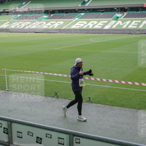 05.10.2025 - 20. swb-Marathon Bremen Michael Burmester http://msf.ph/oto/9256293 05.10.2025 10:44:05 Laufen im Stadion 8844, 9011, 9273, 9373, 9374, 9380, 9386, 9453, 9470, 9561, 9572, 9724, 9819, 9895, 9911, 9984, 10036, 10040, 10280, 10288, 10320, 10355, 10364, 10435, 10440, 10441, 10442, 10448, 10491, 10512, 10515, 10540, 10552, 10574, 10665, 10705, 10707, 10831, 10839, 11027, 11088, 11135, 11191, 11204, 11252, 11318, 11345, 11381, 11388, 11539, 11548, 11560, 9493, 9526, 9675, 9731, 9732, 9784, 9848, 9867, 10183, 10315, 10316, 10399, 10433, 10962 meine-sportfotos.de