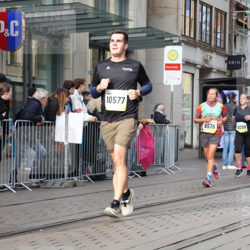 05.10.2025 - 20. swb-Marathon Bremen Strokosch-Dieckow http://msf.ph/oto/9256335 05.10.2025 10:57:44 Ziel 9221, 9330, 9568, 9576, 9582, 9634, 9719, 9872, 9952, 10127, 10377, 10395, 10398, 10459, 10577, 10620, 10651, 10703, 10793, 10834, 10975, 11023, 11058, 11116, 11301, 11469, 11562, 11601, 11608, 11663, 9221, 9330, 9568, 9576, 9582, 9634, 9719, 9872, 9952, 10127, 10377, 10395, 10398, 10459, 10577, 10620, 10651, 10703, 10793, 10834, 10975, 11023, 11058, 11562, 11601, 11608, 11663 meine-sportfotos.de