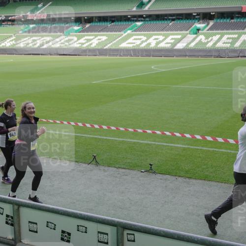 05.10.2025 - 20. swb-Marathon Bremen Michael Burmester http://msf.ph/oto/9256347 05.10.2025 10:44:08 Laufen im Stadion 8844, 9011, 9273, 9373, 9374, 9380, 9386, 9453, 9470, 9479, 9561, 9572, 9667, 9724, 9819, 9895, 9911, 9984, 10036, 10040, 10280, 10288, 10320, 10355, 10364, 10440, 10441, 10442, 10448, 10491, 10512, 10540, 10552, 10574, 10665, 10705, 10707, 10831, 10839, 10984, 11027, 11072, 11088, 11135, 11191, 11204, 11252, 11318, 11345, 11381, 11388, 11539, 11548, 11560, 11568, 11635, 9731, 9732, 9848, 9867, 10183, 10315, 10399, 10433, 10435 meine-sportfotos.de