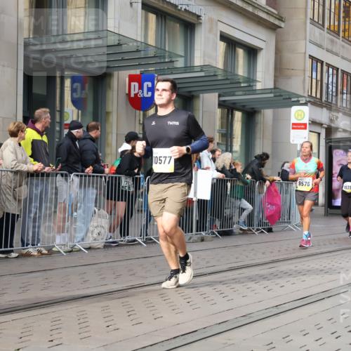 05.10.2025 - 20. swb-Marathon Bremen Strokosch-Dieckow http://msf.ph/oto/9256367 05.10.2025 10:57:44 Ziel 9221, 9330, 9568, 9576, 9582, 9634, 9719, 9872, 9952, 10127, 10377, 10395, 10398, 10459, 10577, 10620, 10651, 10703, 10793, 10834, 10975, 11023, 11058, 11116, 11301, 11469, 11562, 11601, 11608, 11663, 9221, 9330, 9568, 9576, 9582, 9634, 9719, 9872, 9952, 10127, 10377, 10395, 10398, 10459, 10577, 10620, 10651, 10703, 10793, 10834, 10975, 11023, 11058, 11562, 11601, 11608, 11663 meine-sportfotos.de