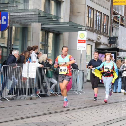 05.10.2025 - 20. swb-Marathon Bremen Strokosch-Dieckow http://msf.ph/oto/9256377 05.10.2025 10:57:45 Ziel 7077, 9221, 9330, 9568, 9576, 9582, 9634, 9719, 9872, 9952, 10127, 10377, 10395, 10398, 10459, 10577, 10620, 10651, 10703, 10793, 10975, 11023, 11058, 11116, 11301, 11469, 11562, 11601, 11608, 11663, 7077, 9221, 9330, 9568, 9576, 9582, 9634, 9719, 9872, 9952, 10127, 10377, 10395, 10398, 10459, 10577, 10620, 10651, 10703, 10793, 10975, 11023, 11058, 11562, 11601, 11608, 11663 meine-sportfotos.de