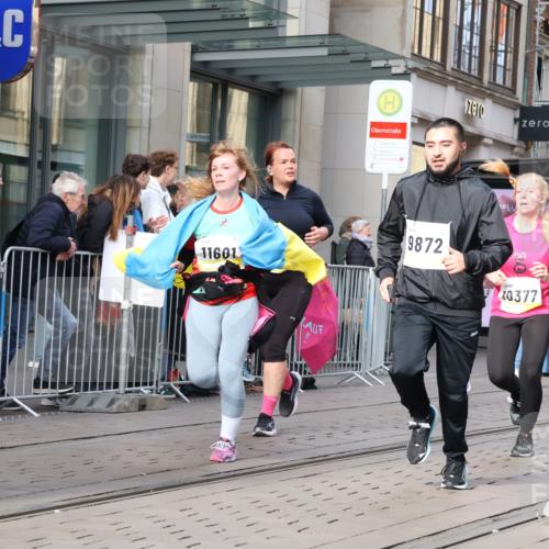 05.10.2025 - 20. swb-Marathon Bremen Strokosch-Dieckow http://msf.ph/oto/9256430 05.10.2025 10:57:47 Ziel 7077, 9174, 9221, 9330, 9462, 9568, 9576, 9582, 9634, 9719, 9872, 9952, 10127, 10368, 10377, 10395, 10398, 10459, 10577, 10620, 10703, 10786, 10793, 11049, 11058, 11116, 11301, 11469, 11562, 11601, 11608, 11663, 7077, 9174, 9221, 9330, 9462, 9568, 9576, 9582, 9634, 9719, 9872, 9952, 10127, 10368, 10377, 10395, 10398, 10459, 10577, 10620, 10703, 10786, 10793, 11058, 11562, 11601, 11608, 11663 meine-sportfotos.de