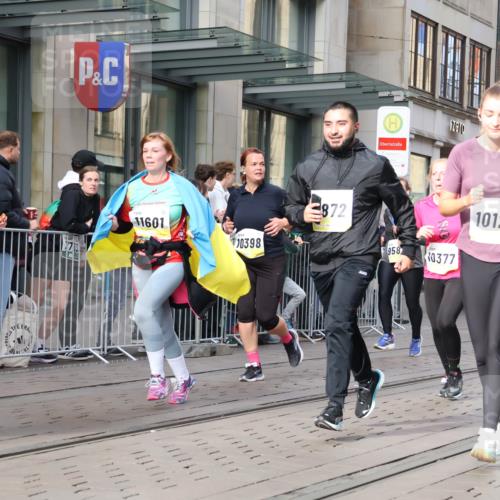 05.10.2025 - 20. swb-Marathon Bremen Strokosch-Dieckow http://msf.ph/oto/9256449 05.10.2025 10:57:47 Ziel 7077, 9174, 9221, 9330, 9462, 9568, 9576, 9582, 9634, 9719, 9872, 9952, 10127, 10368, 10377, 10395, 10398, 10459, 10577, 10620, 10703, 10786, 10793, 11049, 11058, 11116, 11301, 11469, 11562, 11601, 11608, 11663, 7077, 9174, 9221, 9330, 9462, 9568, 9576, 9582, 9634, 9719, 9872, 9952, 10127, 10368, 10377, 10395, 10398, 10459, 10577, 10620, 10703, 10786, 10793, 11058, 11562, 11601, 11608, 11663 meine-sportfotos.de