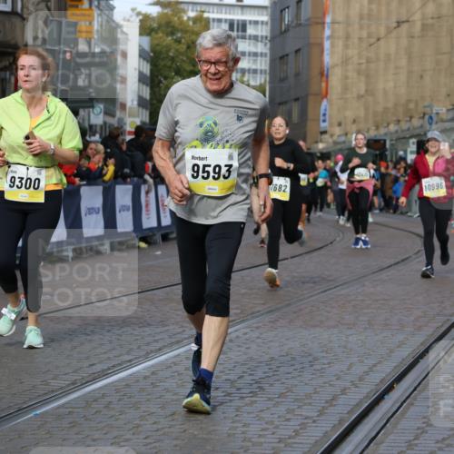 05.10.2025 - 20. swb-Marathon Bremen Strokosch-Dieckow http://msf.ph/oto/9256484 05.10.2025 11:03:07 Ziel 9229, 9300, 9593, 9661, 9662, 10185, 10471, 10926, 10996, 11376, 11390, 11682 meine-sportfotos.de