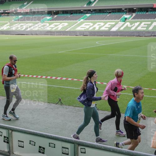 05.10.2025 - 20. swb-Marathon Bremen Michael Burmester http://msf.ph/oto/9256485 05.10.2025 10:44:12 Laufen im Stadion 7007, 8844, 9011, 9012, 9273, 9303, 9373, 9374, 9380, 9386, 9453, 9470, 9479, 9572, 9667, 9724, 9819, 9895, 9911, 9984, 10036, 10040, 10273, 10280, 10288, 10320, 10355, 10364, 10440, 10441, 10442, 10448, 10491, 10512, 10540, 10552, 10574, 10665, 10705, 10707, 10831, 10839, 10984, 11027, 11072, 11088, 11135, 11191, 11204, 11252, 11318, 11345, 11381, 11385, 11388, 11448, 11539, 11544, 11548, 11560, 11568, 11635, 9561, 9848, 9867, 10183, 10315, 10399, 10435 meine-sportfotos.de