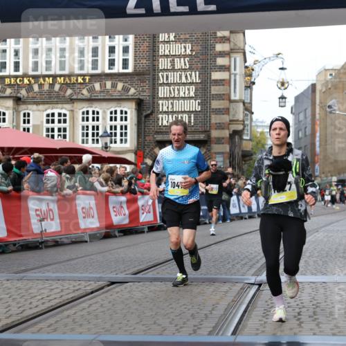 05.10.2025 - 20. swb-Marathon Bremen Yannick Fuchs http://msf.ph/oto/9256500 05.10.2025 10:46:50 Ziel 9366, 9961, 10268, 10277, 10411, 11268, 11327 meine-sportfotos.de