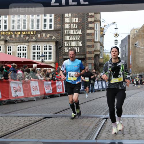 05.10.2025 - 20. swb-Marathon Bremen Yannick Fuchs http://msf.ph/oto/9256508 05.10.2025 10:46:50 Ziel 9366, 9961, 10268, 10277, 10411, 11268, 11327 meine-sportfotos.de