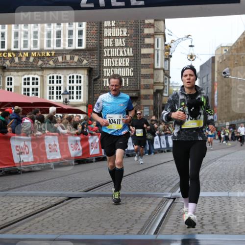 05.10.2025 - 20. swb-Marathon Bremen Yannick Fuchs http://msf.ph/oto/9256523 05.10.2025 10:46:50 Ziel 9366, 9961, 10268, 10277, 10411, 11268, 11327 meine-sportfotos.de