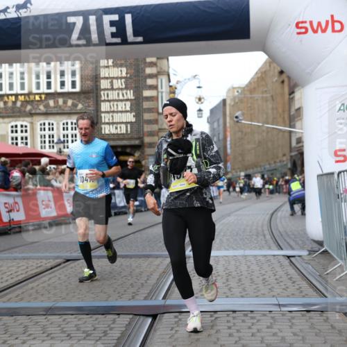 05.10.2025 - 20. swb-Marathon Bremen Yannick Fuchs http://msf.ph/oto/9256542 05.10.2025 10:46:51 Ziel 9366, 9961, 10268, 10277, 10411, 11268, 11327 meine-sportfotos.de