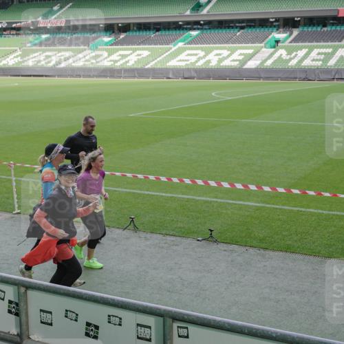 05.10.2025 - 20. swb-Marathon Bremen Michael Burmester http://msf.ph/oto/9256557 05.10.2025 10:44:17 Laufen im Stadion 7007, 8844, 9011, 9012, 9273, 9303, 9373, 9374, 9380, 9386, 9453, 9470, 9479, 9572, 9631, 9667, 9724, 9819, 9895, 9911, 9984, 10036, 10040, 10273, 10280, 10288, 10320, 10355, 10364, 10440, 10441, 10442, 10448, 10540, 10574, 10665, 10705, 10707, 10831, 10839, 10984, 11027, 11072, 11088, 11135, 11191, 11204, 11252, 11318, 11345, 11381, 11385, 11388, 11448, 11539, 11544, 11548, 11560, 11568, 11635, 9380, 9561, 9867, 10183, 10315, 10399, 10435, 10512, 10552 meine-sportfotos.de