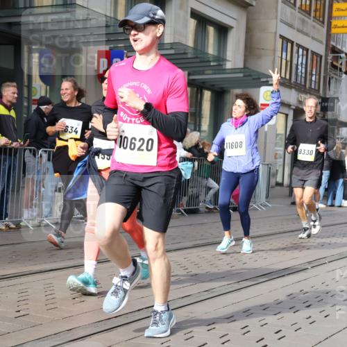 05.10.2025 - 20. swb-Marathon Bremen Strokosch-Dieckow http://msf.ph/oto/9256574 05.10.2025 10:57:51 Ziel 7077, 9174, 9330, 9462, 9576, 9582, 9608, 9634, 9872, 9952, 10084, 10127, 10368, 10377, 10395, 10398, 10459, 10577, 10586, 10620, 10786, 10793, 11049, 11058, 11184, 11495, 11562, 11601, 11608, 11663, 11724, 7077, 9174, 9330, 9462, 9576, 9582, 9608, 9634, 9872, 9952, 10084, 10127, 10368, 10377, 10395, 10398, 10459, 10577, 10586, 10620, 10786, 10793, 11058, 11562, 11601, 11608, 11663 meine-sportfotos.de