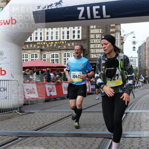 05.10.2025 - 20. swb-Marathon Bremen Yannick Fuchs http://msf.ph/oto/9256580 05.10.2025 10:46:51 Ziel 9366, 9961, 10268, 10277, 10411, 11268, 11327 meine-sportfotos.de