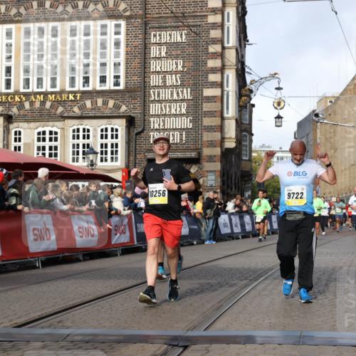 05.10.2025 - 20. swb-Marathon Bremen Yannick Fuchs http://msf.ph/oto/9256593 05.10.2025 10:55:31 Ziel 9201, 9350, 9514, 9654, 9722, 9881, 9902, 9933, 10116, 10256, 10260, 10970, 11042, 11115, 11380, 11431, 11702 meine-sportfotos.de