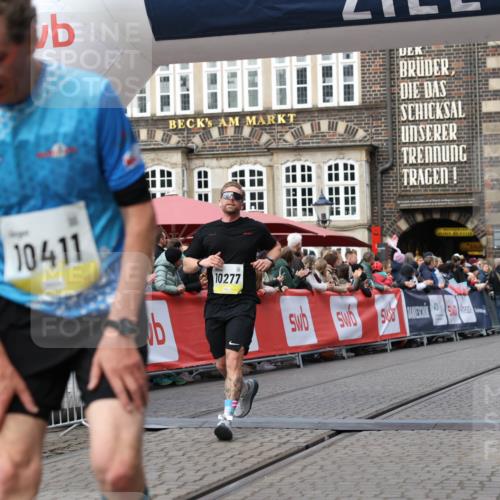 05.10.2025 - 20. swb-Marathon Bremen Yannick Fuchs http://msf.ph/oto/9256626 05.10.2025 10:46:54 Ziel 9961, 10277, 10411, 11327 meine-sportfotos.de