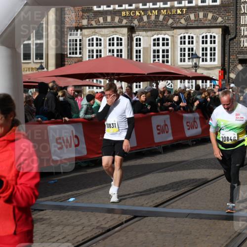05.10.2025 - 20. swb-Marathon Bremen Yannick Fuchs http://msf.ph/oto/9256635 05.10.2025 11:16:09 Ziel 8476, 10355, 10831, 10846, 11375 meine-sportfotos.de