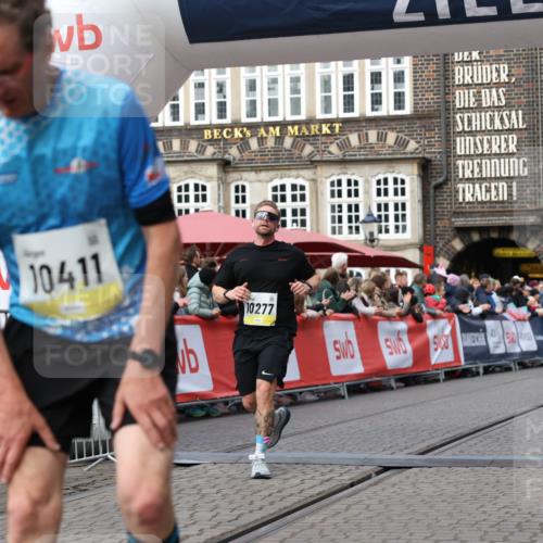 05.10.2025 - 20. swb-Marathon Bremen Yannick Fuchs http://msf.ph/oto/9256637 05.10.2025 10:46:54 Ziel 9961, 10277, 10411, 11327 meine-sportfotos.de