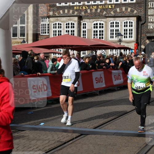05.10.2025 - 20. swb-Marathon Bremen Yannick Fuchs http://msf.ph/oto/9256643 05.10.2025 11:16:09 Ziel 8476, 10355, 10831, 10846, 11375 meine-sportfotos.de