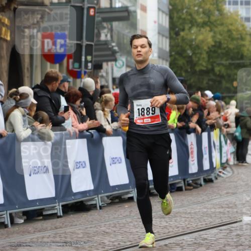 05.10.2025 - 20. swb-Marathon Bremen Strokosch-Dieckow http://msf.ph/oto/9256652 05.10.2025 12:54:21 Ziel 1889, 2129 meine-sportfotos.de