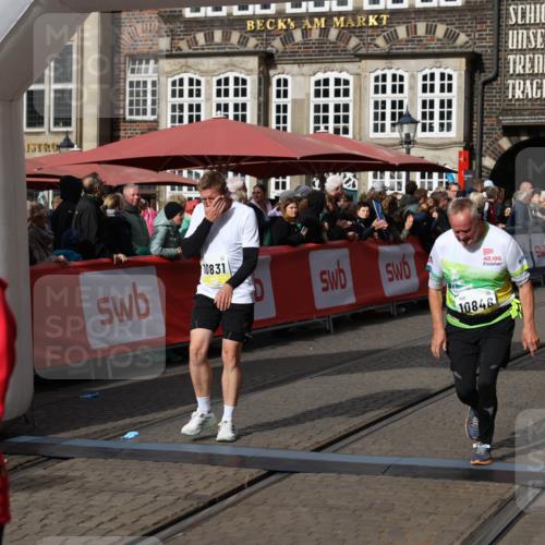 05.10.2025 - 20. swb-Marathon Bremen Yannick Fuchs http://msf.ph/oto/9256653 05.10.2025 11:16:09 Ziel 8476, 10355, 10831, 10846, 11375 meine-sportfotos.de