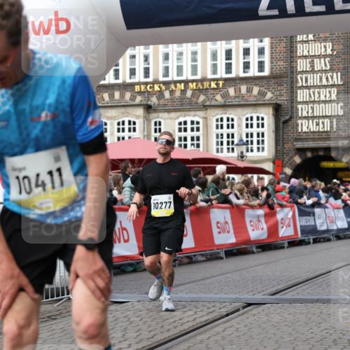 05.10.2025 - 20. swb-Marathon Bremen Yannick Fuchs http://msf.ph/oto/9256654 05.10.2025 10:46:54 Ziel 9961, 10277, 10411, 11327 meine-sportfotos.de