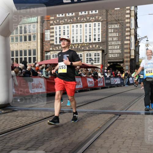 05.10.2025 - 20. swb-Marathon Bremen Yannick Fuchs http://msf.ph/oto/9256671 05.10.2025 10:55:33 Ziel 9201, 9350, 9514, 9654, 9722, 9902, 10256, 10260, 10970, 11025, 11115, 11380, 11431, 11702 meine-sportfotos.de
