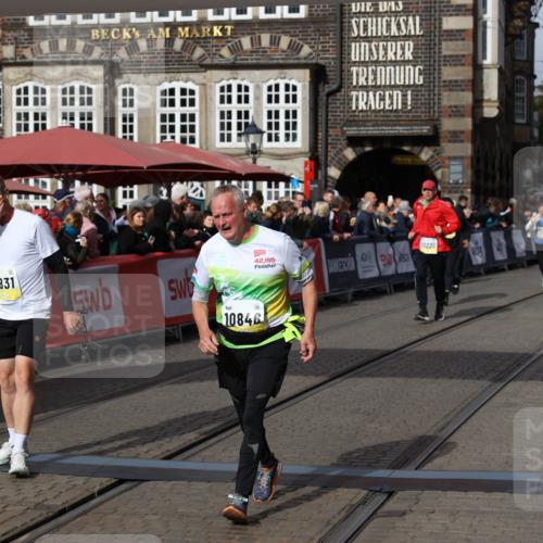 05.10.2025 - 20. swb-Marathon Bremen Yannick Fuchs http://msf.ph/oto/9256672 05.10.2025 11:16:10 Ziel 8476, 10355, 10831, 10846, 11375 meine-sportfotos.de