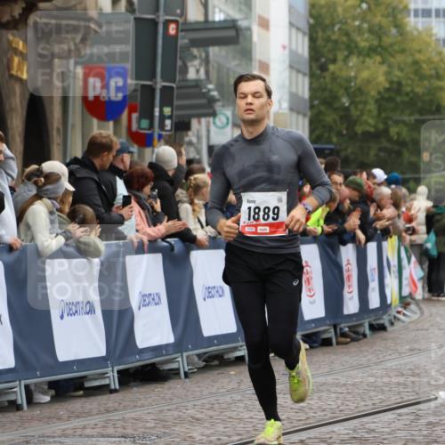 05.10.2025 - 20. swb-Marathon Bremen Strokosch-Dieckow http://msf.ph/oto/9256686 05.10.2025 12:54:21 Ziel 1889, 2129 meine-sportfotos.de