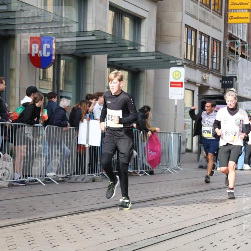 05.10.2025 - 20. swb-Marathon Bremen Strokosch-Dieckow http://msf.ph/oto/9256691 05.10.2025 10:57:56 Ziel 7077, 9174, 9330, 9433, 9462, 9576, 9582, 9608, 9634, 9820, 9952, 10084, 10127, 10368, 10377, 10395, 10398, 10459, 10586, 10620, 10786, 11049, 11058, 11181, 11184, 11291, 11495, 11562, 11591, 11608, 11700, 11724, 7077, 9174, 9330, 9433, 9462, 9576, 9582, 9608, 9634, 9820, 9952, 10084, 10127, 10368, 10377, 10395, 10398, 10459, 10586, 10620, 10786, 11058, 11562, 11608 meine-sportfotos.de