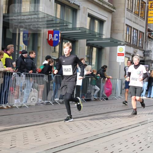 05.10.2025 - 20. swb-Marathon Bremen Strokosch-Dieckow http://msf.ph/oto/9256701 05.10.2025 10:57:56 Ziel 7077, 9174, 9330, 9433, 9462, 9576, 9582, 9608, 9634, 9820, 9952, 10084, 10127, 10368, 10377, 10395, 10398, 10459, 10586, 10620, 10786, 11049, 11058, 11181, 11184, 11291, 11495, 11562, 11591, 11608, 11700, 11724, 7077, 9174, 9330, 9433, 9462, 9576, 9582, 9608, 9634, 9820, 9952, 10084, 10127, 10368, 10377, 10395, 10398, 10459, 10586, 10620, 10786, 11058, 11562, 11608 meine-sportfotos.de