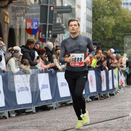 05.10.2025 - 20. swb-Marathon Bremen Strokosch-Dieckow http://msf.ph/oto/9256712 05.10.2025 12:54:21 Ziel 1889, 2129 meine-sportfotos.de