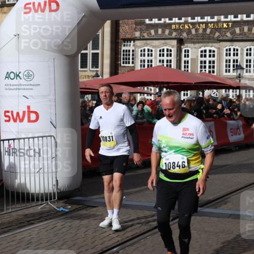 05.10.2025 - 20. swb-Marathon Bremen Yannick Fuchs http://msf.ph/oto/9256720 05.10.2025 11:16:11 Ziel 7109, 8476, 10220, 10355, 10831, 10846, 11331, 11375 meine-sportfotos.de