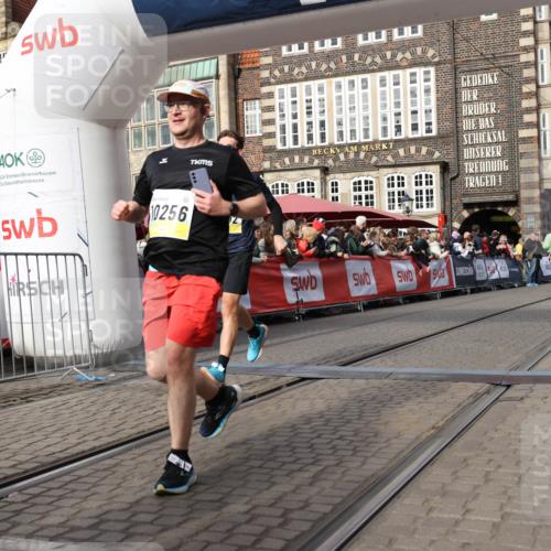 05.10.2025 - 20. swb-Marathon Bremen Yannick Fuchs http://msf.ph/oto/9256723 05.10.2025 10:55:33 Ziel 9201, 9350, 9514, 9654, 9722, 9902, 10256, 10260, 10970, 11025, 11115, 11380, 11431, 11702 meine-sportfotos.de