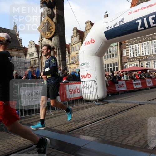 05.10.2025 - 20. swb-Marathon Bremen Yannick Fuchs http://msf.ph/oto/9256733 05.10.2025 10:55:34 Ziel 9350, 9514, 9654, 9722, 9856, 9902, 10111, 10256, 10260, 10970, 11025, 11115, 11380, 11431, 11702 meine-sportfotos.de