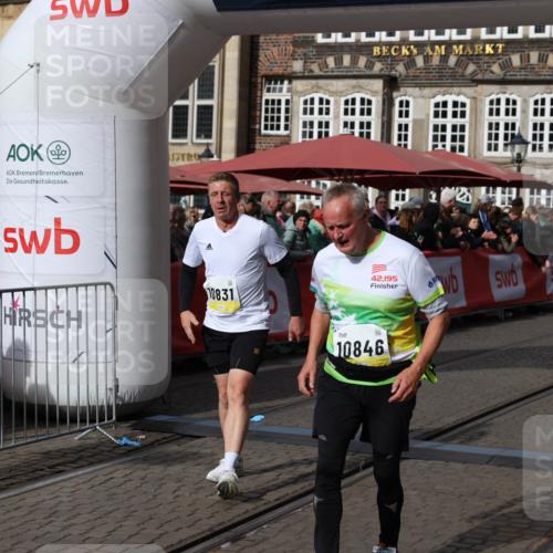 05.10.2025 - 20. swb-Marathon Bremen Yannick Fuchs http://msf.ph/oto/9256743 05.10.2025 11:16:11 Ziel 7109, 8476, 10220, 10355, 10831, 10846, 11331, 11375 meine-sportfotos.de