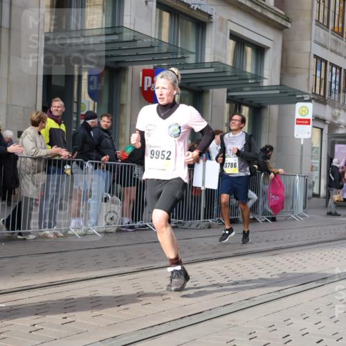 05.10.2025 - 20. swb-Marathon Bremen Strokosch-Dieckow http://msf.ph/oto/9256744 05.10.2025 10:57:57 Ziel 7077, 9174, 9330, 9433, 9462, 9576, 9582, 9608, 9634, 9820, 9952, 10084, 10127, 10368, 10377, 10395, 10398, 10459, 10586, 10620, 10786, 11049, 11058, 11181, 11184, 11291, 11495, 11562, 11591, 11608, 11700, 11724, 7077, 9174, 9330, 9433, 9462, 9576, 9582, 9608, 9634, 9820, 9952, 10084, 10127, 10368, 10377, 10395, 10398, 10459, 10586, 10620, 10786, 11058, 11562, 11608 meine-sportfotos.de